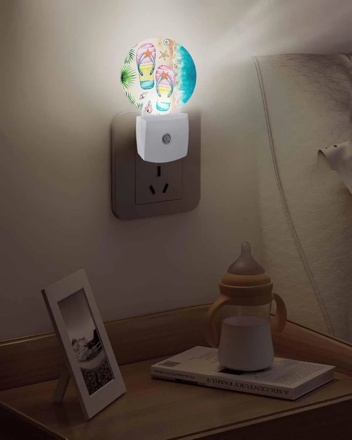 Night Lights Auto Sensor Slippers Night Light Summer Beach Starfish Round Lamp Plug-in LED Nightlights Dusk to Dawn for Living Room Bedroom Bathroom Hallway Home Wall Decor