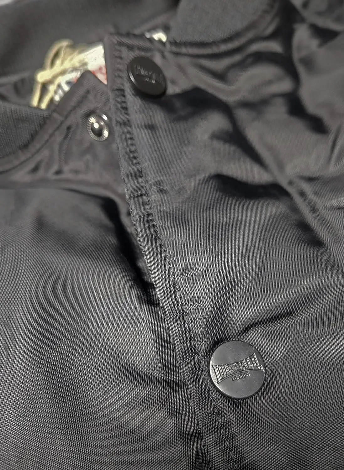 Spirit of England Lonsdale Men´s Unique College Baseball Bomber Jacket Black Lining Embroidered Logo Regular-Fit