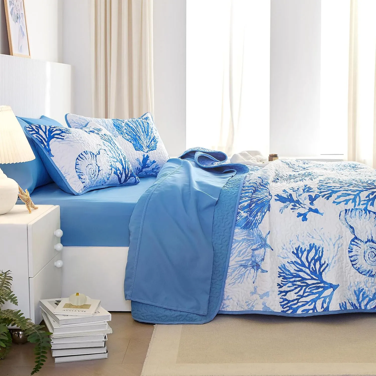 Wake In Cloud - Coastal Quilt Set, Nautical Ocean Beach Themed Tropical Summer Patterned, Reversible Lightweight Bedspread Coverlet, 3 Pieces, Blue White, King Size