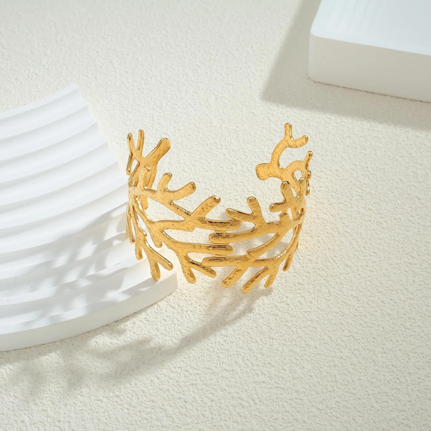 WOWORAMA Chunky Gold Shell Cuff Bracelets for Women Wide Hammered Starfish Bracelet Gold Coral Reef Bracelet Boho Summer Beach Statement Bracelet